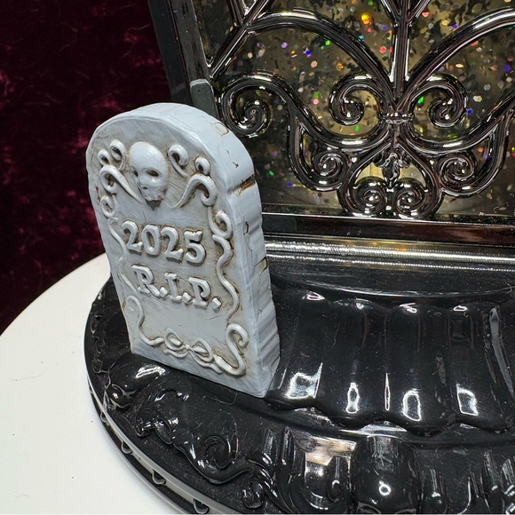 Bath & Body Works 2025 Light Up Glitter Coffin Waterglobe 3 Wick Candle Holder - Picture 11 of 12